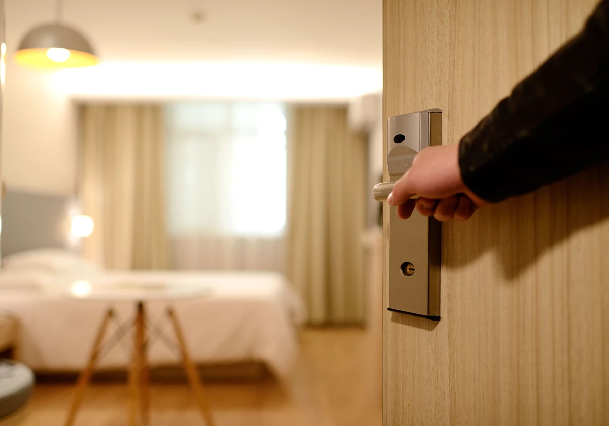 En dörr som öppnas till ett hotellrum